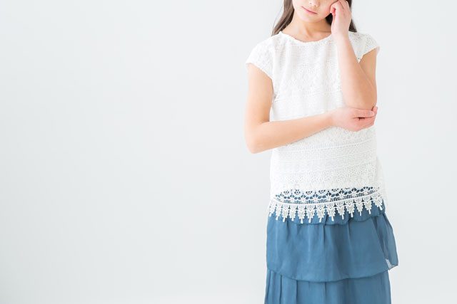 首をかしげる女性