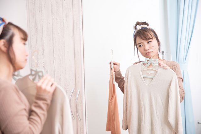 迷う女性