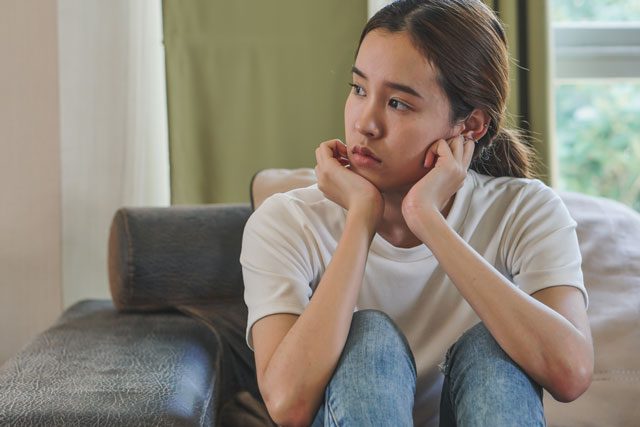何かを考える女性