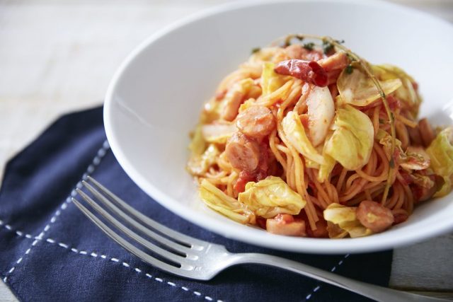 保存袋ひとつ+レンチンで完成!「春キャベツのトマトパスタ」