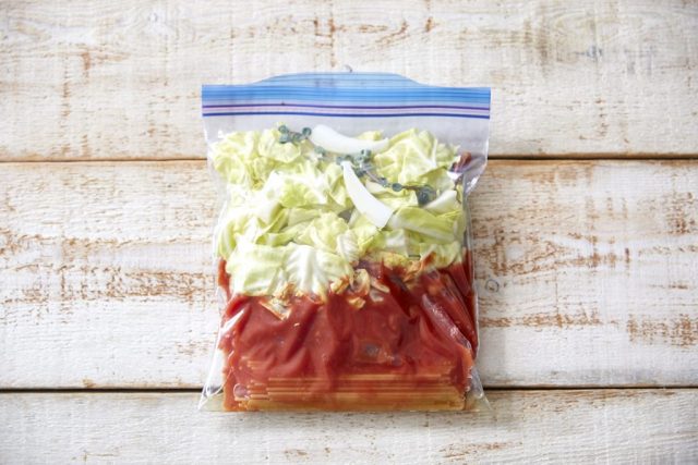 保存袋ひとつ+レンチンで完成!「春キャベツのトマトパスタ」