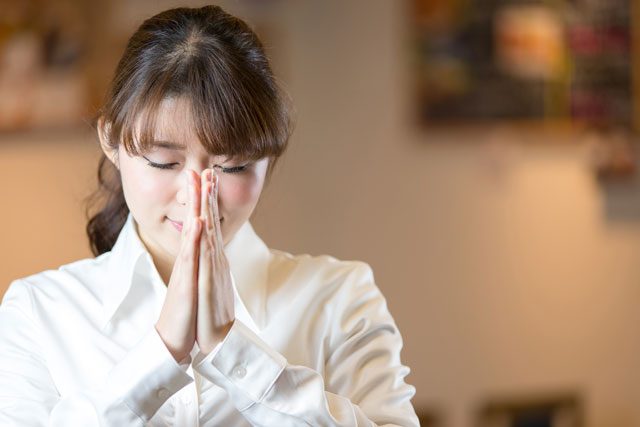 お願いする女性