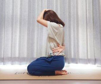 スマホ、使いすぎてない？座ったまま簡単「首コリ解消ストレッチ」