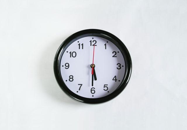 「5時半に起きる」を英語で言うと？