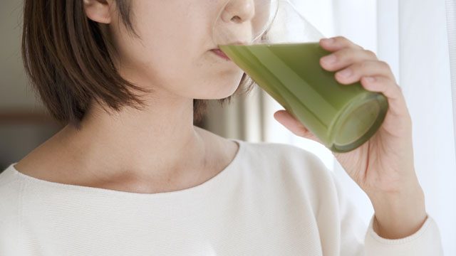 スムージーを飲む女性