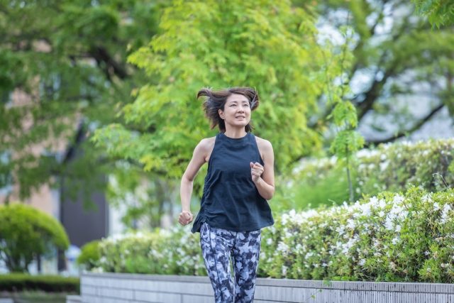 ランニングする女性