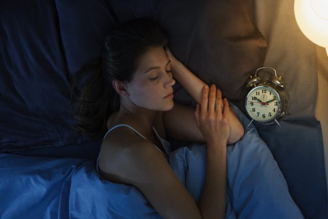 眠る女性
