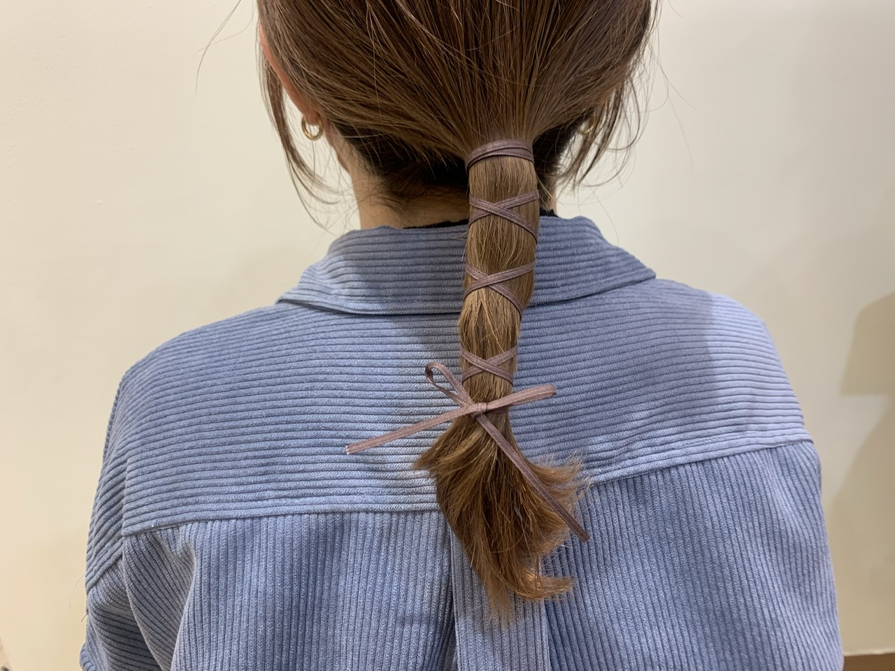 紐でこなれ感アップ♪ひとつ結びの簡単ヘアアレンジ