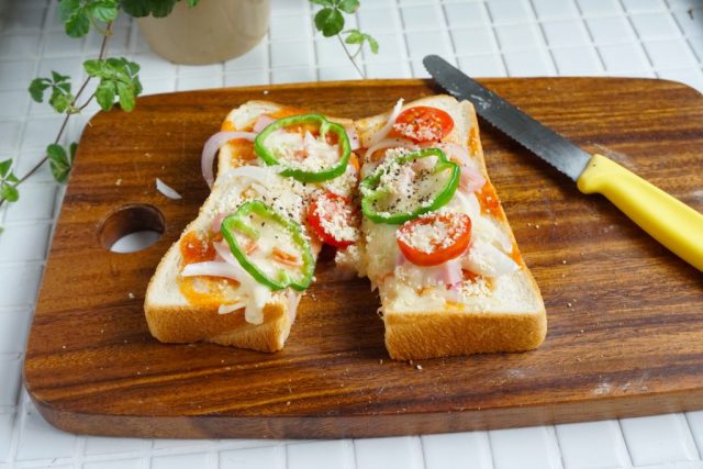 朝は焼くだけ！冷凍保存もOK「ピザトースト」の作り置き