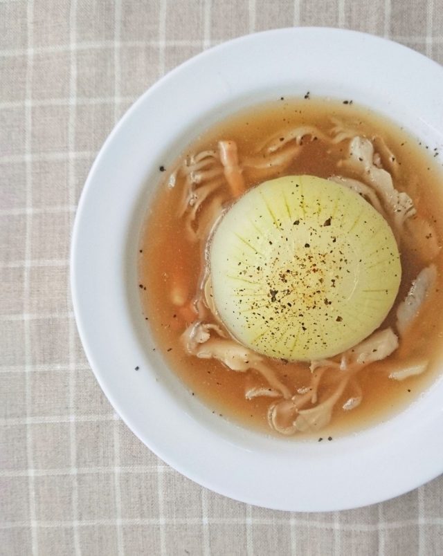 丸ごと煮るだけ!朝でも簡単「新玉ねぎの和風スープ」