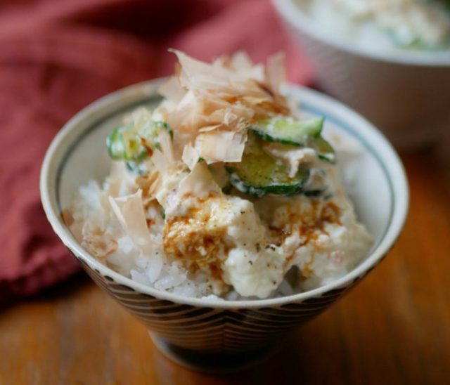 ダイエット中の鉄板レシピ！火を使わず簡単「豆腐のっけ飯」