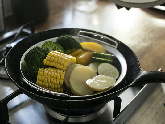 手持ちのフライパンで蒸し料理が簡単！家事問屋の「蒸しかご」