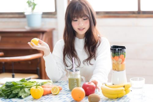 スムージーを飲む女性