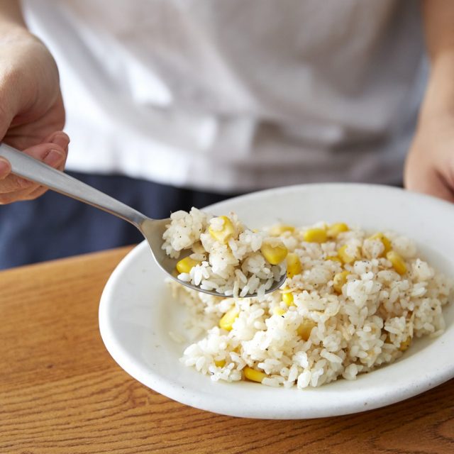干しエビとコーンの「炒めないチャーハン」