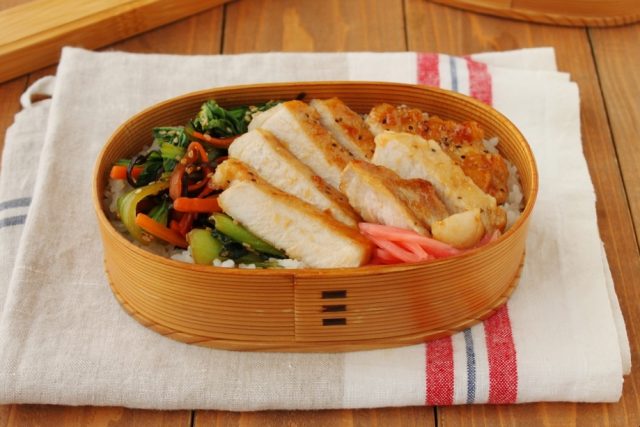 「ポークステーキ生姜焼きだれ」「チンゲンサイの塩昆布炒め」