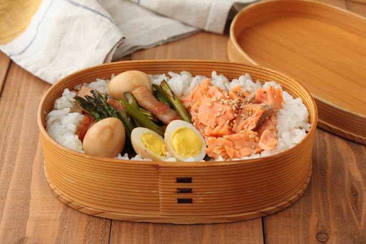 10分で完成！「レンジ塩鮭ほぐし」「アスパラベーコンとうずらのソース炒め」2品弁当
