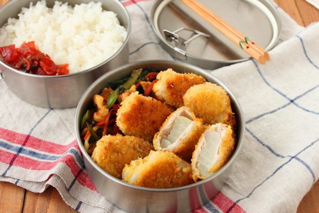 「新たまねぎの肉巻きカツ」「セロリとくるみの醤油炒め」2品弁当