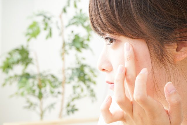 肌をチェックする女性