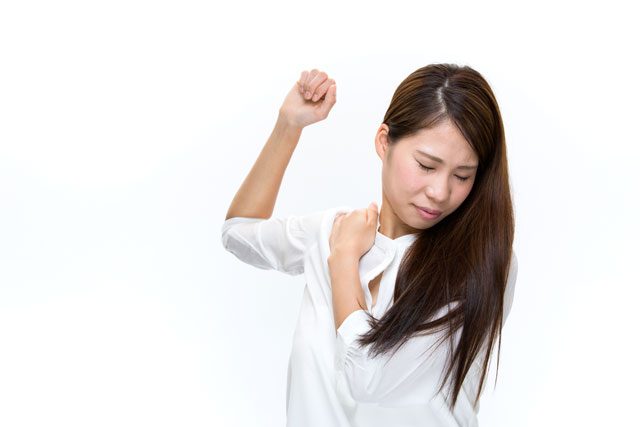 腕を上げる女性
