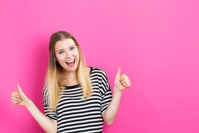 英語「backhanded compliment」の意味って？
