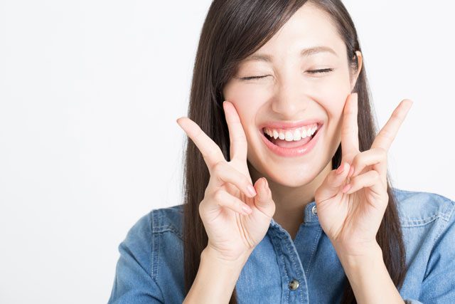ピースする女性