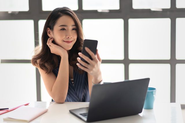 スマホを見る女性