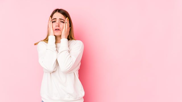落ち込む女性