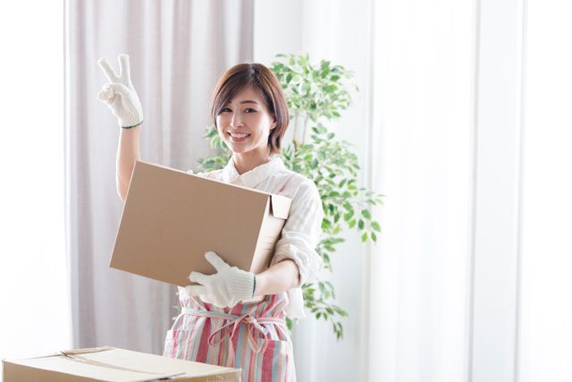 片付けする女性