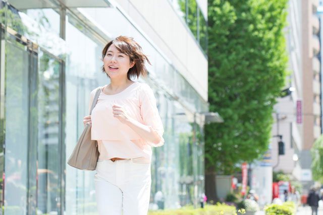 通勤中の女性