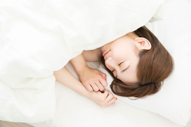 眠る女性