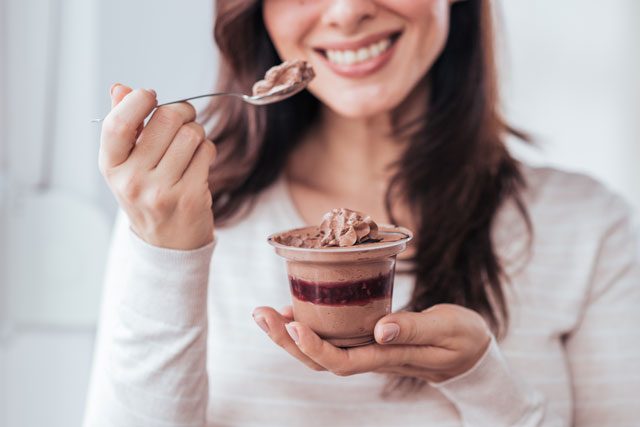 スイーツを食べる女性