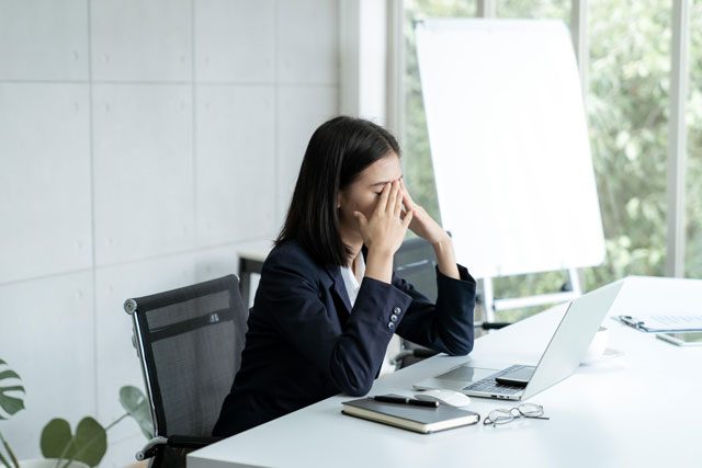 ストレスを感じる女性