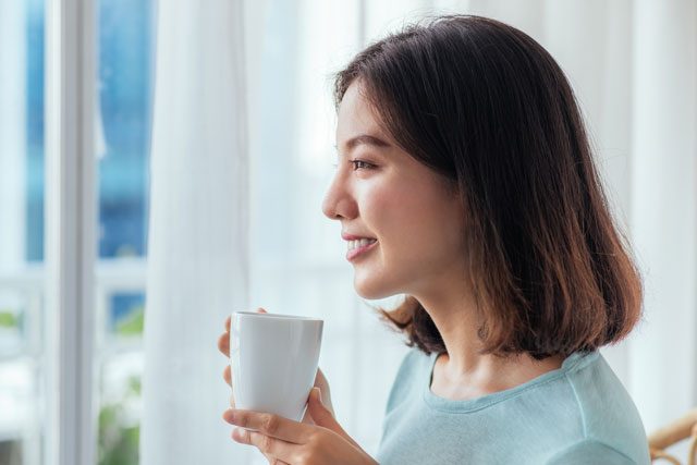 お茶を飲む女性