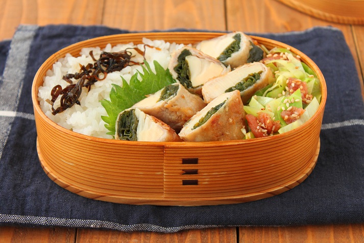 同時進行で時短！「たけのことわかめの肉巻き」「春キャベツの梅ナムル」2品弁当