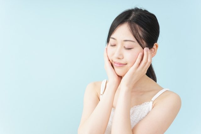 肌を触る女性