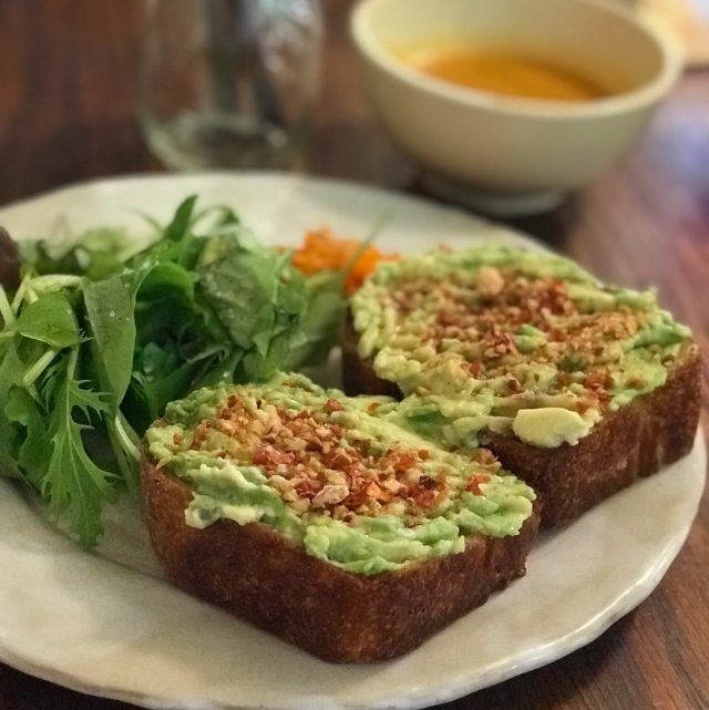 朝ごはんのアボカドトースト