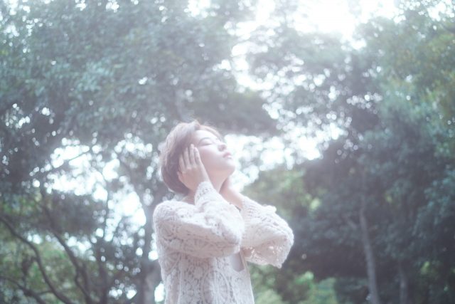 森林の中にたたずむ女性