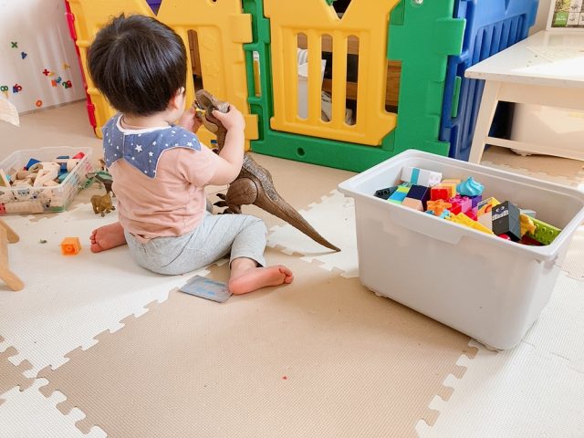 おもちゃで遊ぶお子さん