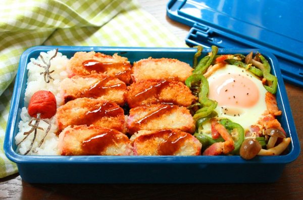 フライパン1つで簡単!「かまぼこフライ」「野菜とベーコンの巣ごもり卵」2品弁当