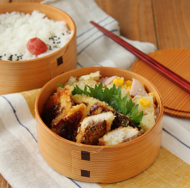 「塩鯖カツ」「野菜のごま酢和え」2品弁当