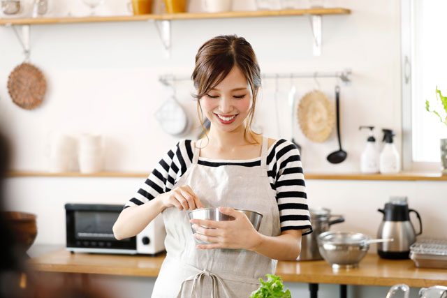 料理する女性