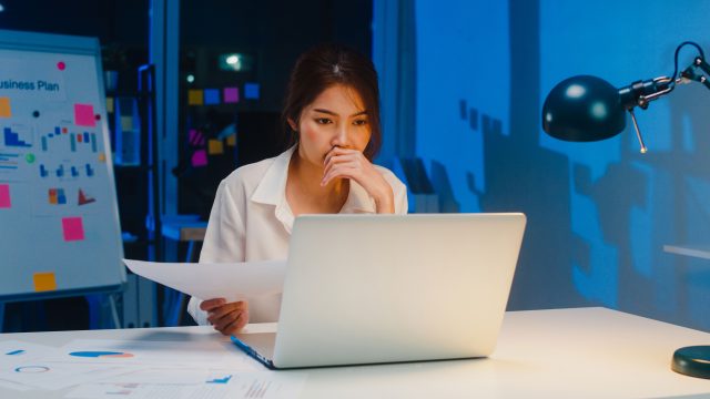 深夜まで働く女性