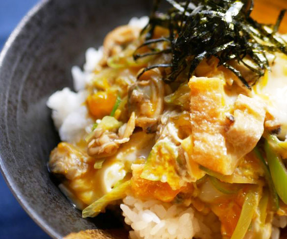 ご飯にのっけて絶品！時短「卵とじ」レシピ3つ