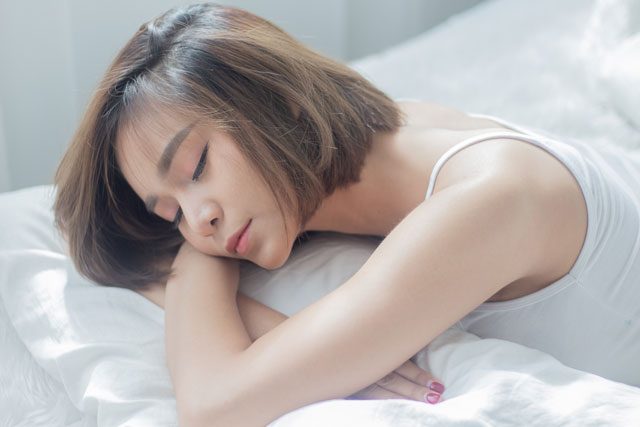 眠る女性