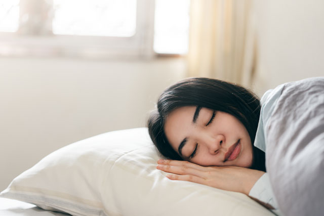 「寝る」と「眠る」…英語ではどう違う？