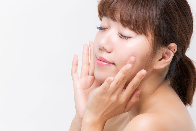 肌をチェックする女性