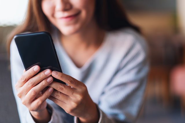 スマホを見る女性