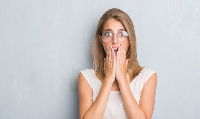びっくりする女性