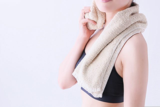汗をかく女性