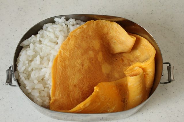 ごはんと薄焼き卵